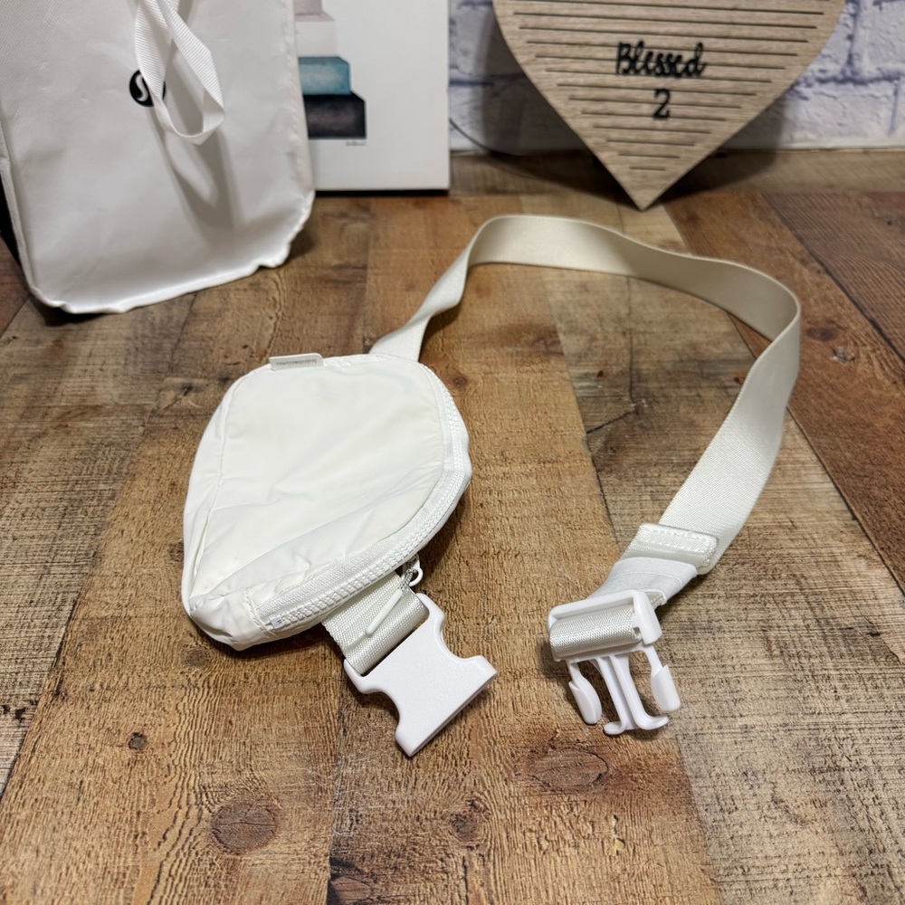 Lululemon
Everywhere Belt Bag 1L - Picture 13 of 14